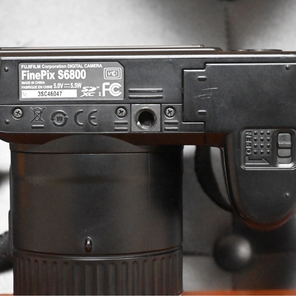 Fujifilm Finepix S6800 Solid Black Digital Camera With Blk/Wht Camera Strap - Picture 12 of 13